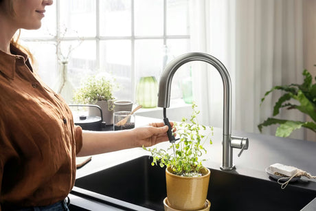 Kuhinjska armatura za pomivalno korito Hansgrohe Aqittura v videzu nerjavečega jekla s filtrom, z izvlečnim izlivom in sBoxom