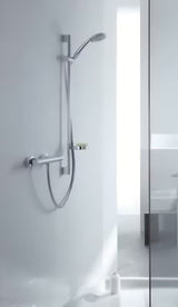 Tuš set Hansgrohe Croma 100 Vario v izvedbi chrome z ročno prho, drsno palico, cevjo in milnikom.