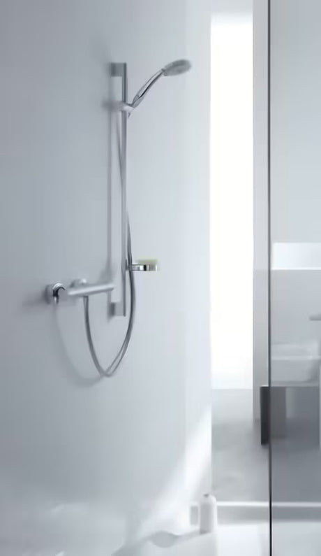 Tuš set Hansgrohe Croma 100 Vario v izvedbi chrome z ročno prho, drsno palico, cevjo in milnikom.