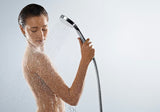 Ročna prha Hansgrohe Croma Select E Vario v izvedbi bela/krom z gumbom Select s premerom 110 mm.