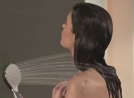 Ročna prha Hansgrohe Croma Select S v beli in krom barvi s curkom Rain in premerom 110 mm.