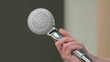 Ročna prha Hansgrohe Crometta 85 Mono v krom izvedbi z okroglo glavo in svetlo sivim diskom šob.