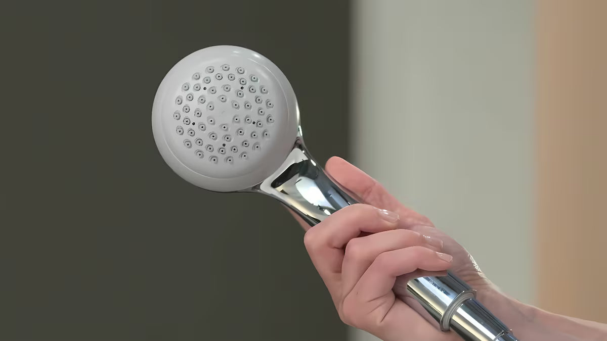 Ročna prha Hansgrohe Crometta 85 Mono v krom izvedbi z okroglo glavo in svetlo sivim diskom šob.