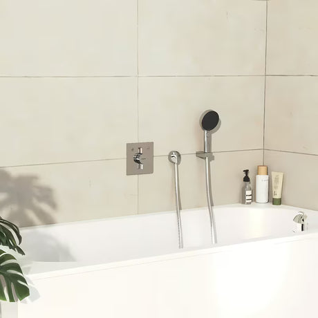 Podometna armatura za tuš Hansgrohe duoturn E v krom izvedbi pro upravljanje dveh porabnikov.