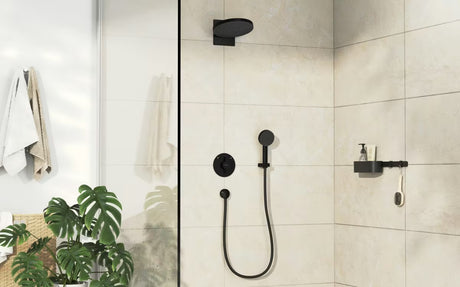 Podometna armatura za tuš Hansgrohe duoturn S v mat črni barvi pro za upravljanje dveh porabnikov.