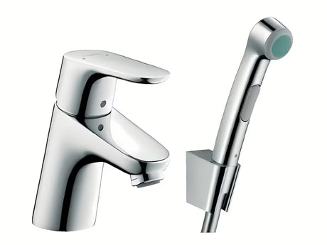 Kromirana enoročna armatura za umivalnik Hansgrohe Focus z bide prho Bidette in pršno cevjo