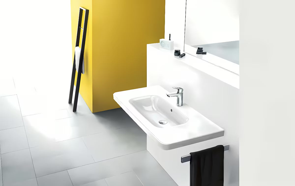 Kromirana enoročna armatura za umivalnik hansgrohe Logis 100 CoolStart z odtokom in ergonomskim ročajem.