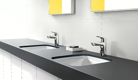 Kromirana enoročna armatura za umivalnik hansgrohe Logis 100 CoolStart z odtokom in ergonomskim ročajem.
