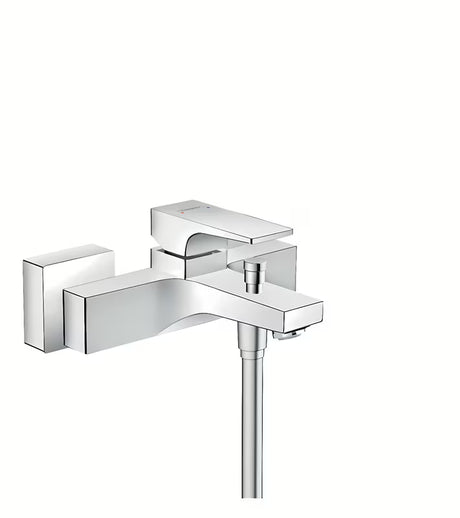 Kromirana enoročna armatura za kad hansgrohe Metropol za na steno s preklopnikom med kadjo in prho.