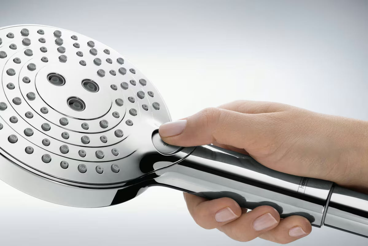 Ročna prha Hansgrohe Raindance Select S v krom izvedbi z gumbom Select in s tremi vrstami curka