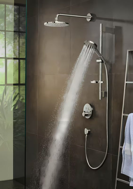 Ročna prha Hansgrohe Raindance Select S v krom izvedbi z gumbom Select in s tremi vrstami curka