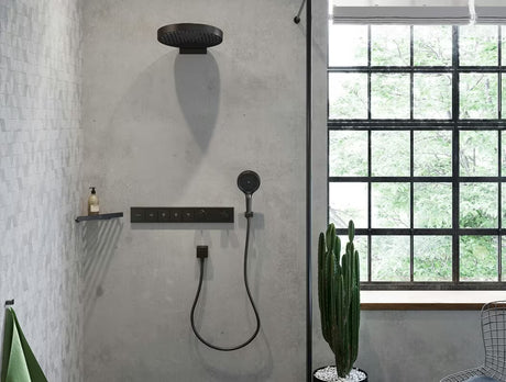 Ročna prha Hansgrohe Rainfinity 130 3jet v mat črni izvedbi z antracitno pršno ploščo