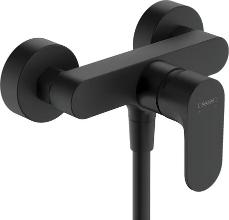 Enoročna armatura za tuš Hansgrohe Rebris S pro za nadometno montažo v mat črni izvedbi.