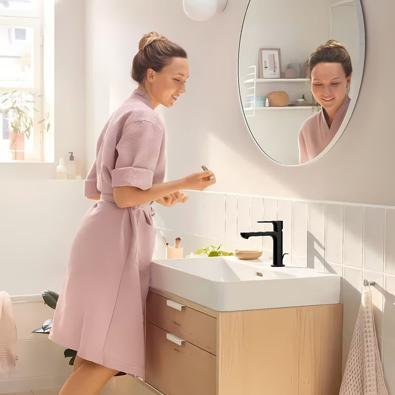 Hansgrohe Rebris S enoročna armatura za umivalnik z odtokom u mat crnoj boji.
