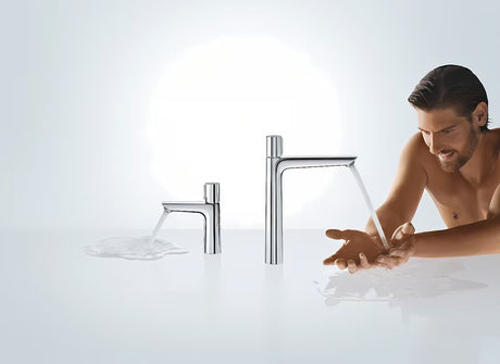 Kromirana armatura za umivalnik Hansgrohe Talis Select E z gumbom Select v sodobnem oglatem dizajnu.