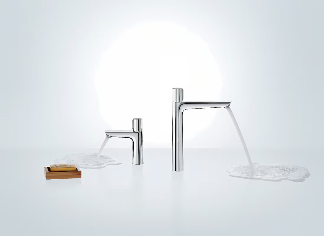 Kromirana armatura za umivalnik Hansgrohe Talis Select E z gumbom Select v sodobnem oglatem dizajnu.