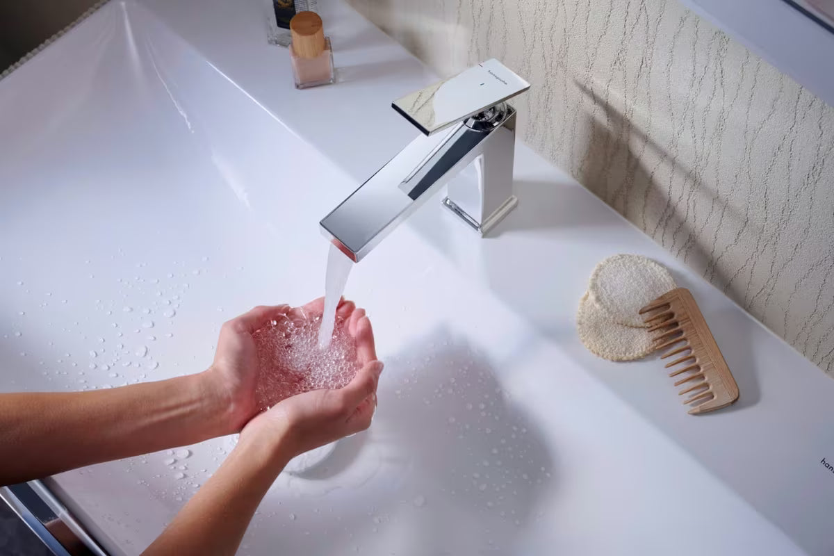 Kromirana enoročna armatura za umivalnik Hansgrohe Tecturis E 110 s tehnologijama EcoSmart+ in AirPower