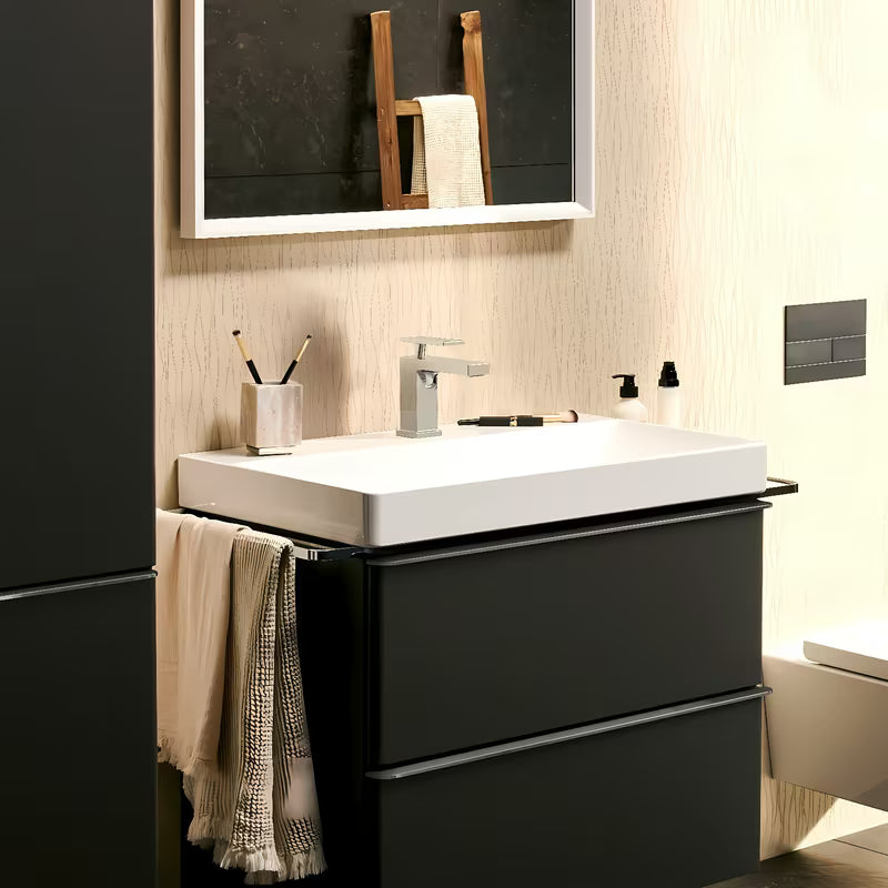 Kromirana enoročna armatura za umivalnik Hansgrohe Tecturis E s tehnologijom CoolStart i širokim mlazom WaterfallStream.