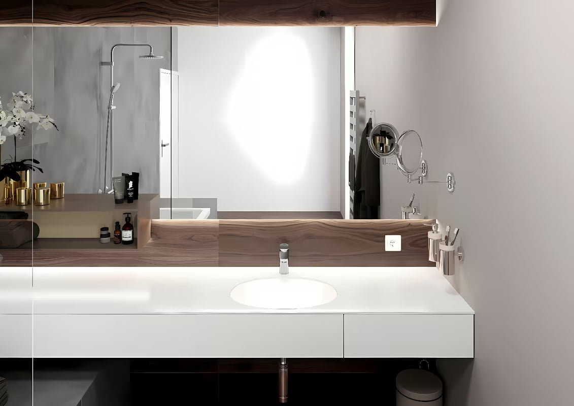 Kromirana enoročna armatura za umivalnik Hansgrohe Vernis Blend 100 z odtokom i poteznom šipkom.