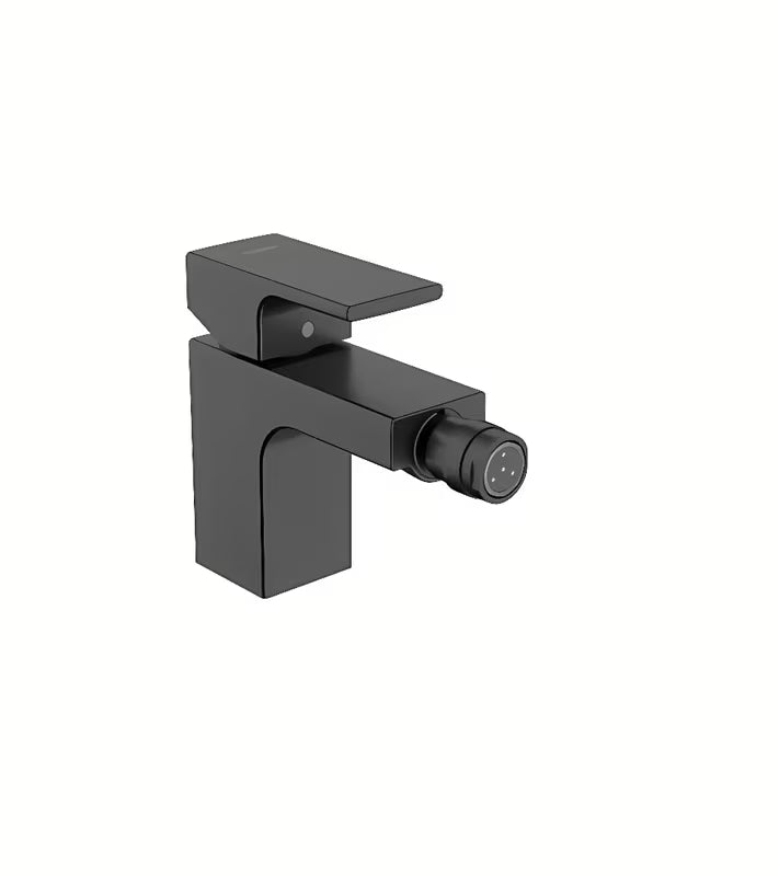 Bidejska enoročna armatura Hansgrohe Vernis Shape v mat črni barvi z odtokom in z ergonomskim ročajem.