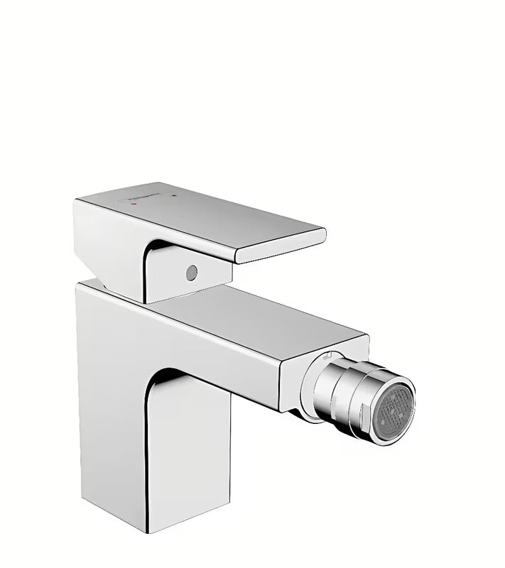 Kromirana enoročna armatura za bide Hansgrohe Vernis Shape z odtokom in perlatorjem s krogličnim zglobom.