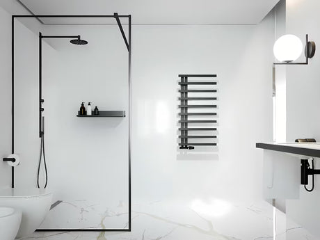 Kombiniran kopalniški radiator Hopa Darvel 123x50 cm v črni mat barvi z lestvičastim dizajnom.