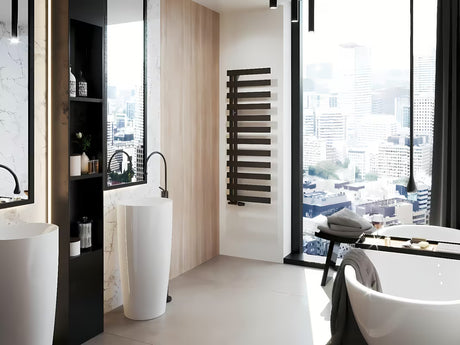 Kombiniran kupaonski radiator Hopa Edinburgh 50x138 cm u crnoj mat boji s rebrastim dizajnom.