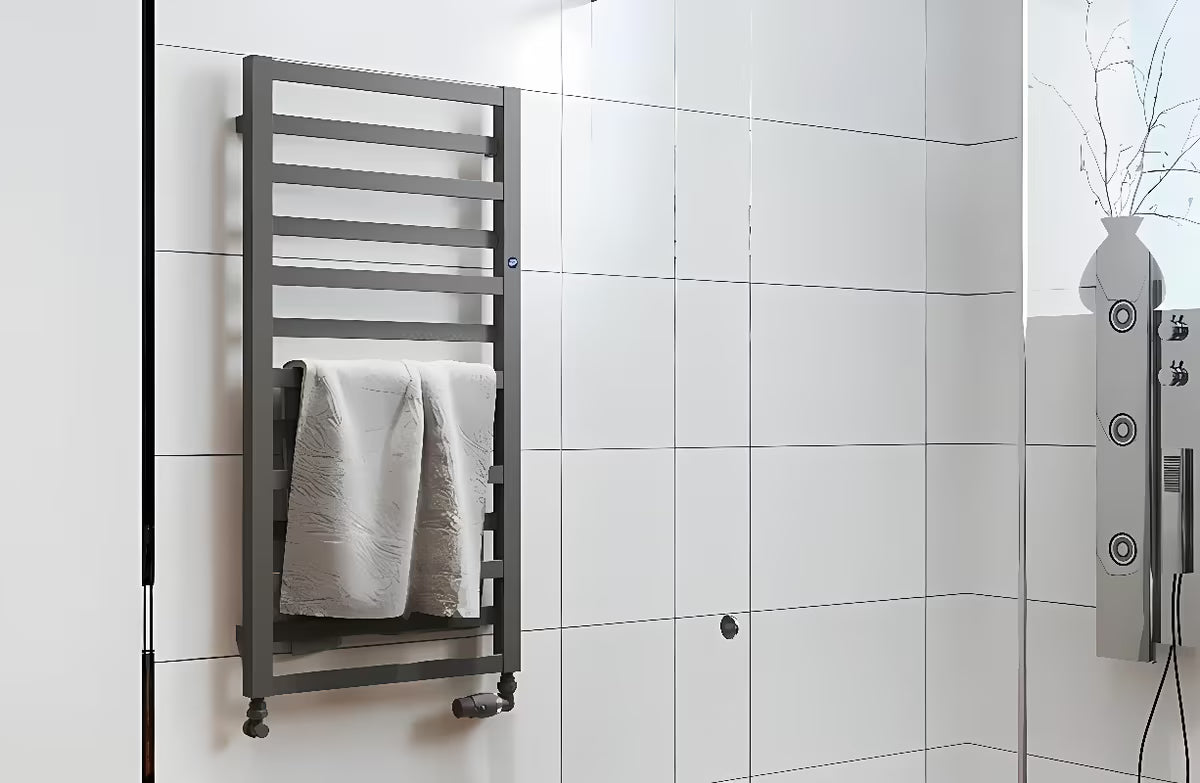 Kombiniran radiator Hopa Poppy 67x40 cm v črni mat barvi za kopalnico.