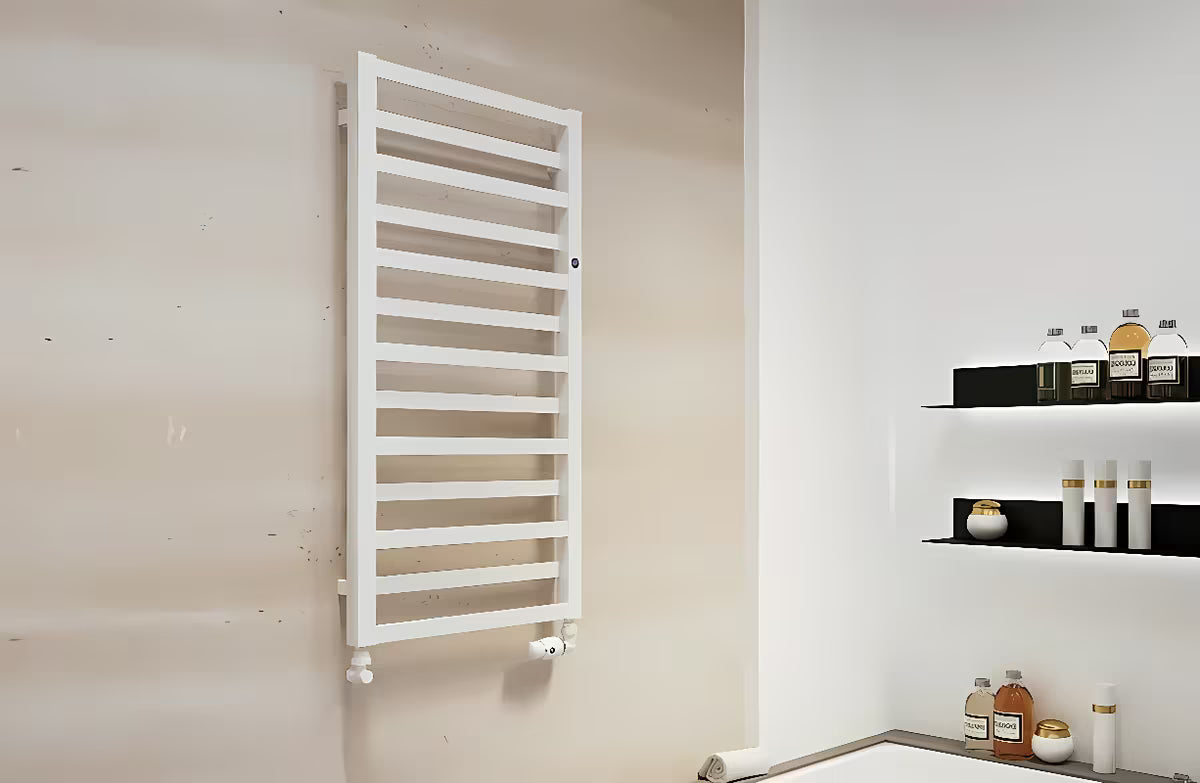 Kombiniran radiator Hopa Poppy 131x60 cm v beli sijajni barvi s sredinskim priklopom.