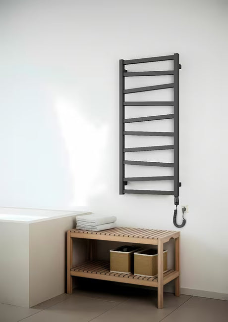 Električni radiator House Level Zet 50x1341,4 cm v mat črni izvedbi