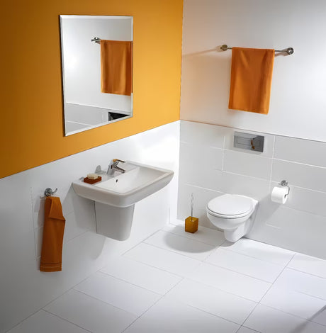 Bijeli viseče keramički umivaonik Ideal Standard Eurovit 60x46 cm s otvorom za pro slavinu u sredini.