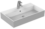 Bel keramični viseči umivalnik Ideal Standard Strada 71x42 cm z odprtino pro za armaturo na sredini.