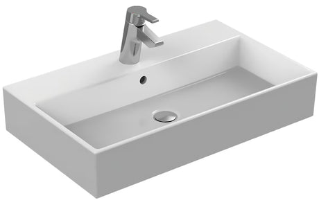 Bel keramični viseči umivalnik Ideal Standard Strada 71x42 cm z odprtino pro za armaturo na sredini.