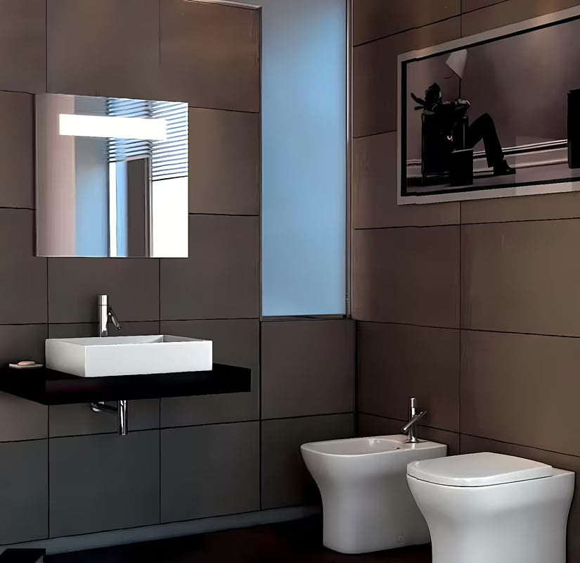 Bel keramični viseči umivalnik Ideal Standard Strada 71x42 cm z odprtino pro za armaturo na sredini.