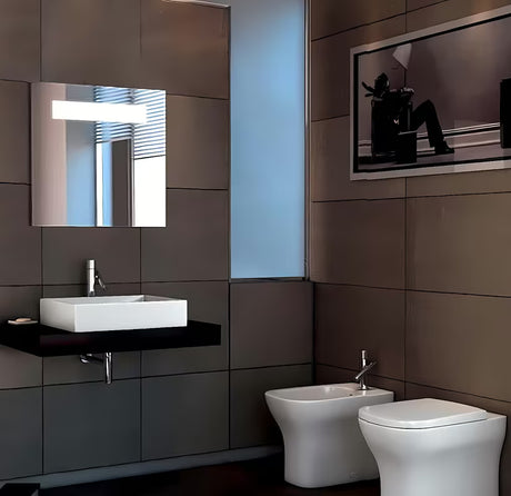 Bel keramični viseči umivalnik Ideal Standard Strada 71x42 cm z odprtino pro za armaturo na sredini.