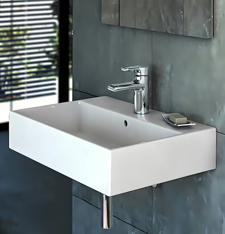 Bel keramični viseči umivalnik Ideal Standard Strada 71x42 cm z odprtino pro za armaturo na sredini.