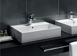 Bel keramični viseči umivalnik Ideal Standard Strada 71x42 cm z odprtino pro za armaturo na sredini.