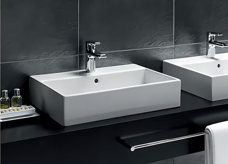 Bel keramični viseči umivalnik Ideal Standard Strada 71x42 cm z odprtino pro za armaturo na sredini.