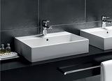Bel keramični viseči umivalnik Ideal Standard Strada 71x42 cm z odprtino pro za armaturo na sredini.
