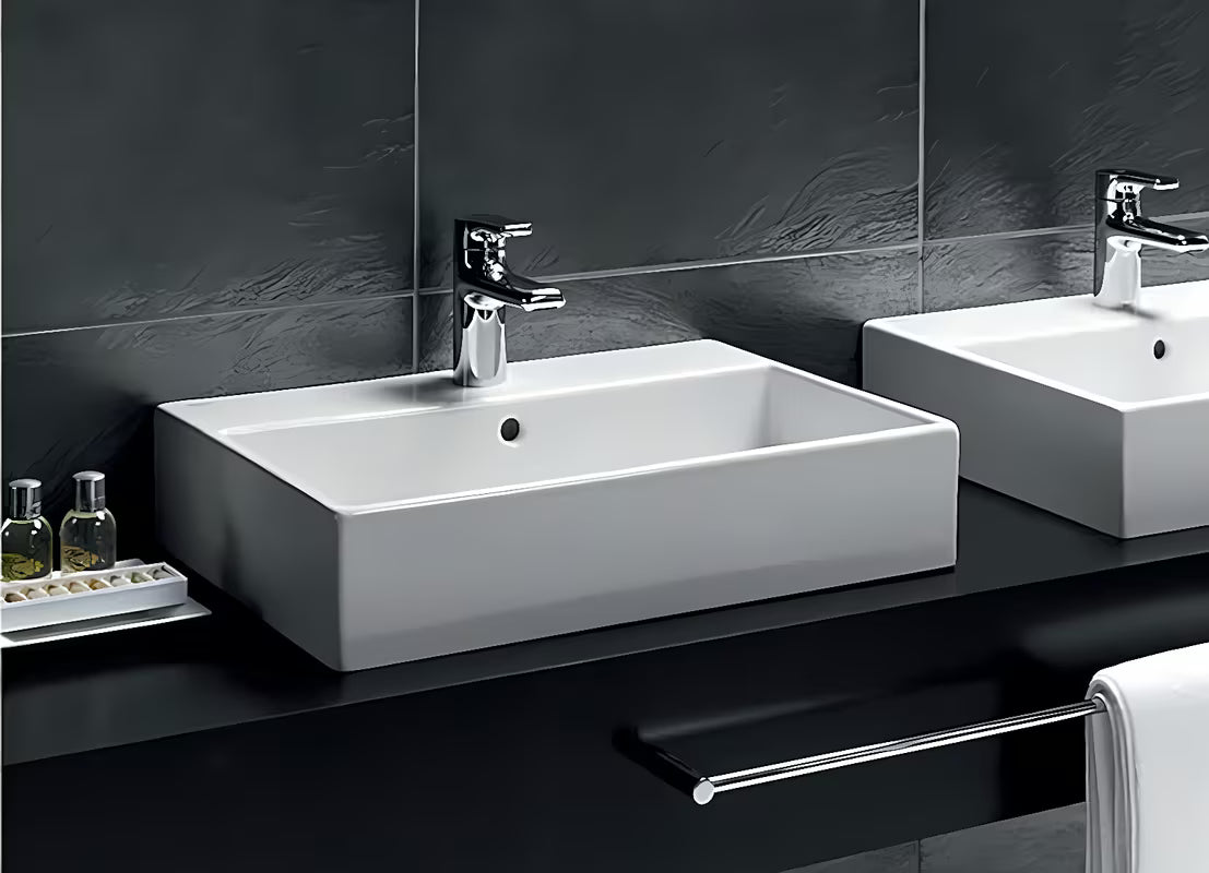Bel keramični viseči umivalnik Ideal Standard Strada 71x42 cm z odprtino pro za armaturo na sredini.