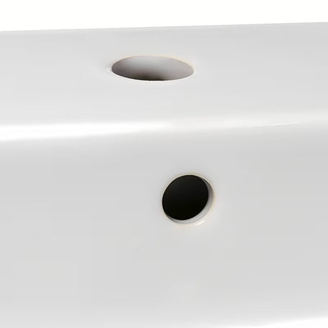 Bijeli viseči umivalnik Ideal Standard Strada 50x42 cm s preljevom i otvorom za pro slavinu u sredini.