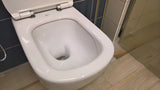 Bel viseča WC školjka Ideal Standard Tesi s tehnologijo AquaBlade in sedežem z mehko Zapiranje Soft Close