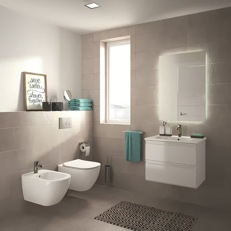 Bel viseča WC školjka Ideal Standard Tesi s tehnologijo AquaBlade in sedežem z mehko Zapiranje Soft Close