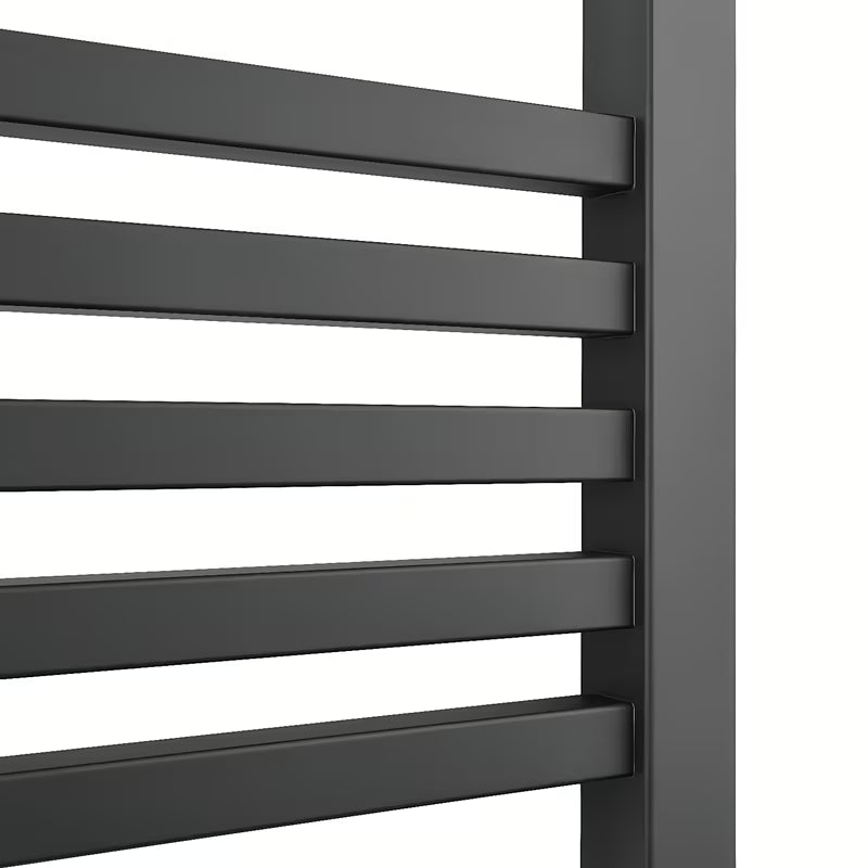 Kombiniran radiator Isan Quadrat v črni mat barvi s sredinskim stenskim priklopom.