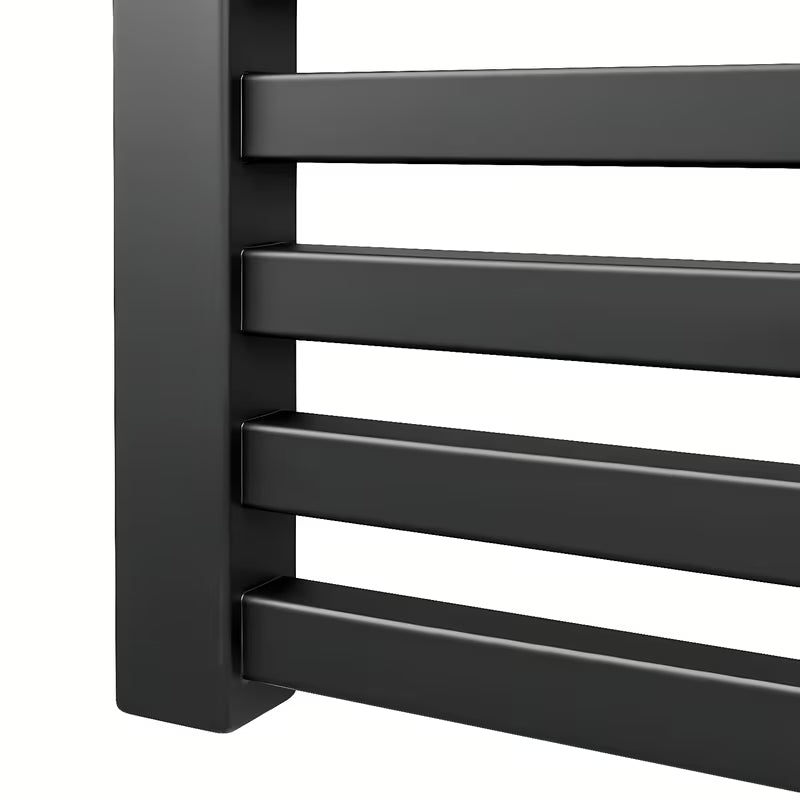 Kombiniran radiator Isan Quadrat v črni mat barvi s sredinskim stenskim priklopom.