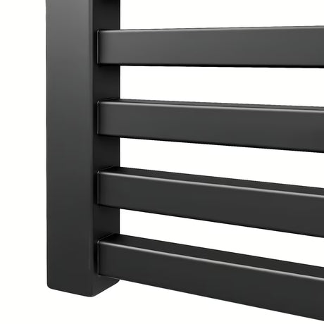 Kombiniran radiator Isan Quadrat v črni mat barvi s sredinskim stenskim priklopom.