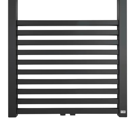 Kombiniran radiator Isan Quadrat v črni mat barvi s sredinskim stenskim priklopom.