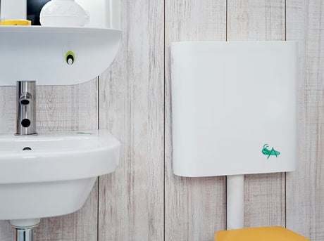Bela splakovalna kotliček za WC Jika iz debelostenske plastike z motivom kobilice