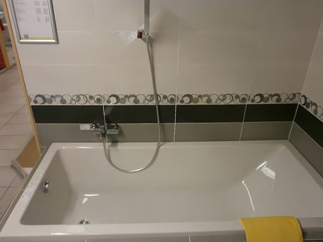 Pravokotna akrilna kad Jika Cubito 160x70 cm v sodobnem oglatem dizajnu, leva ali desna izvedba.