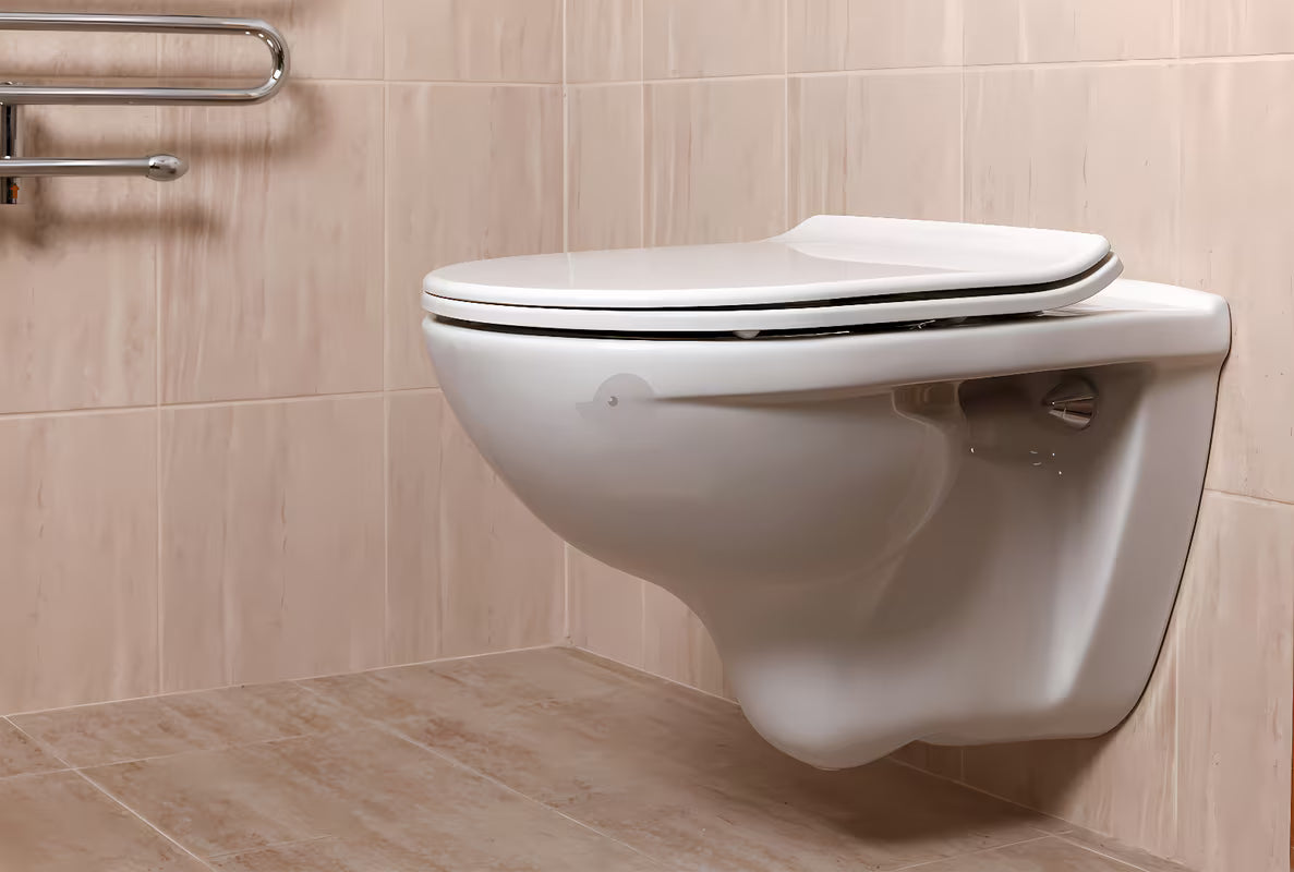 Bel viseča WC školjka Jika Lyra Plus z odprtim izpiralnim robom in gladko keramično površino.